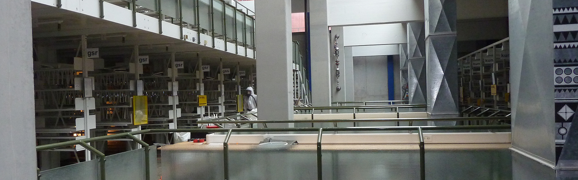 Reinigungsarbeiten im Schwarzbereich der Universitätsbibliothek